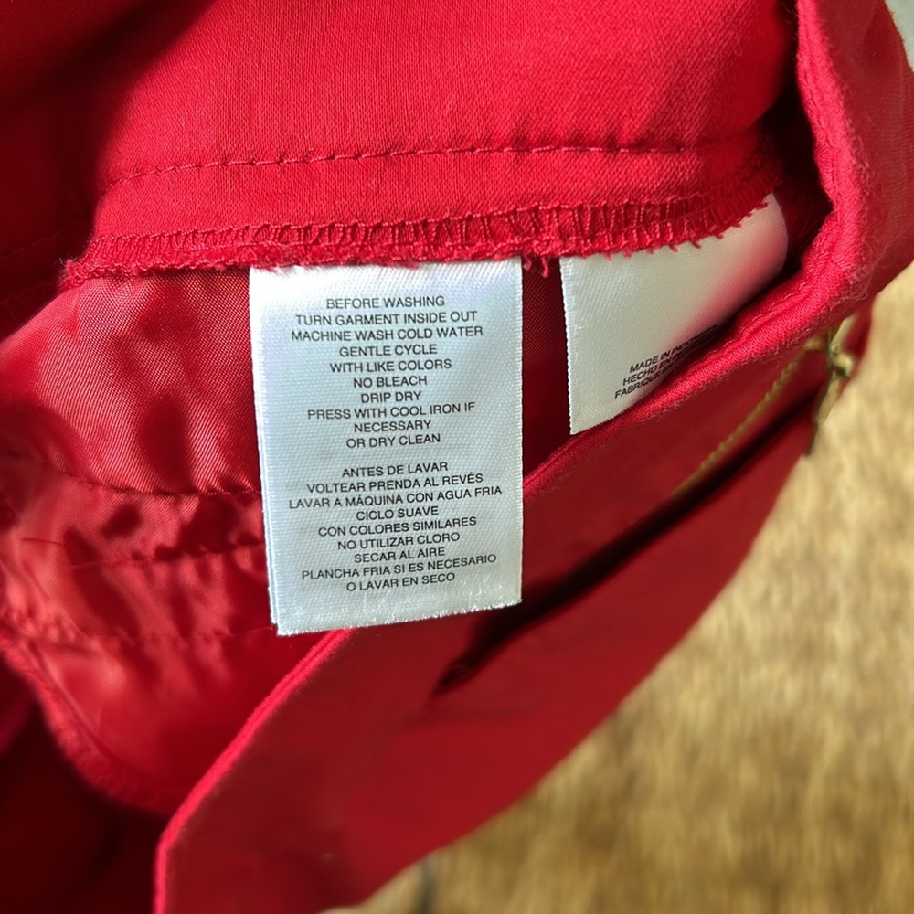 Pappagallo shorts. Red. Gold accents. Walking short. Bermuda. Stretchy. Size 6 - Picture 5 of 5